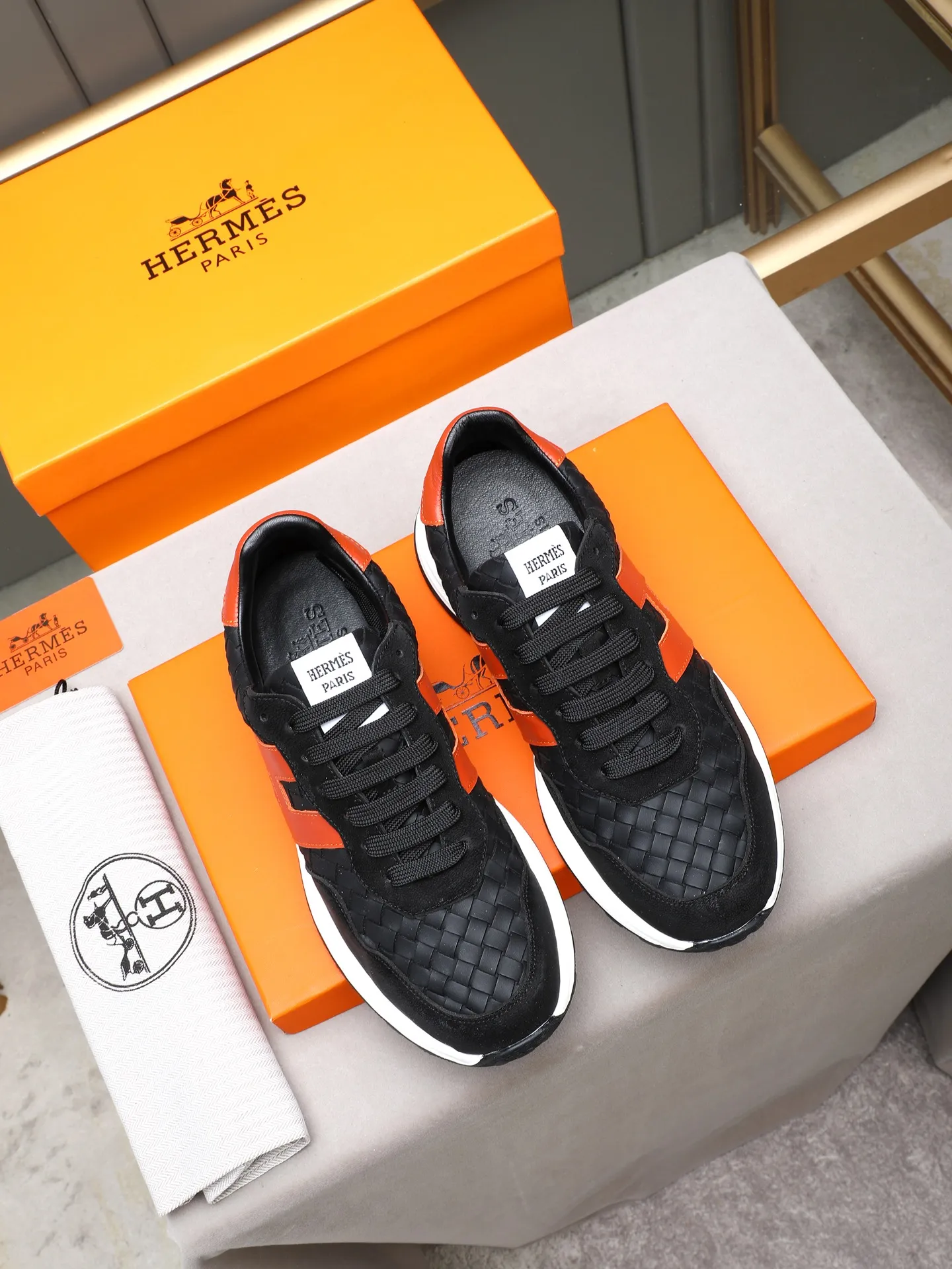 📛📛📛PPP420 (Hermes)🆕Men's color-blocked sneakers with textured calfskin details. Spliced ​​with original cowhide, this shoe draws inspiration from the equestrian world, integrating technical details and practical functions. Breathable sheep lining, original combination outsole, high-end quality, and every detail is perfectly combined! Size: 38-44 (45 can be customized)